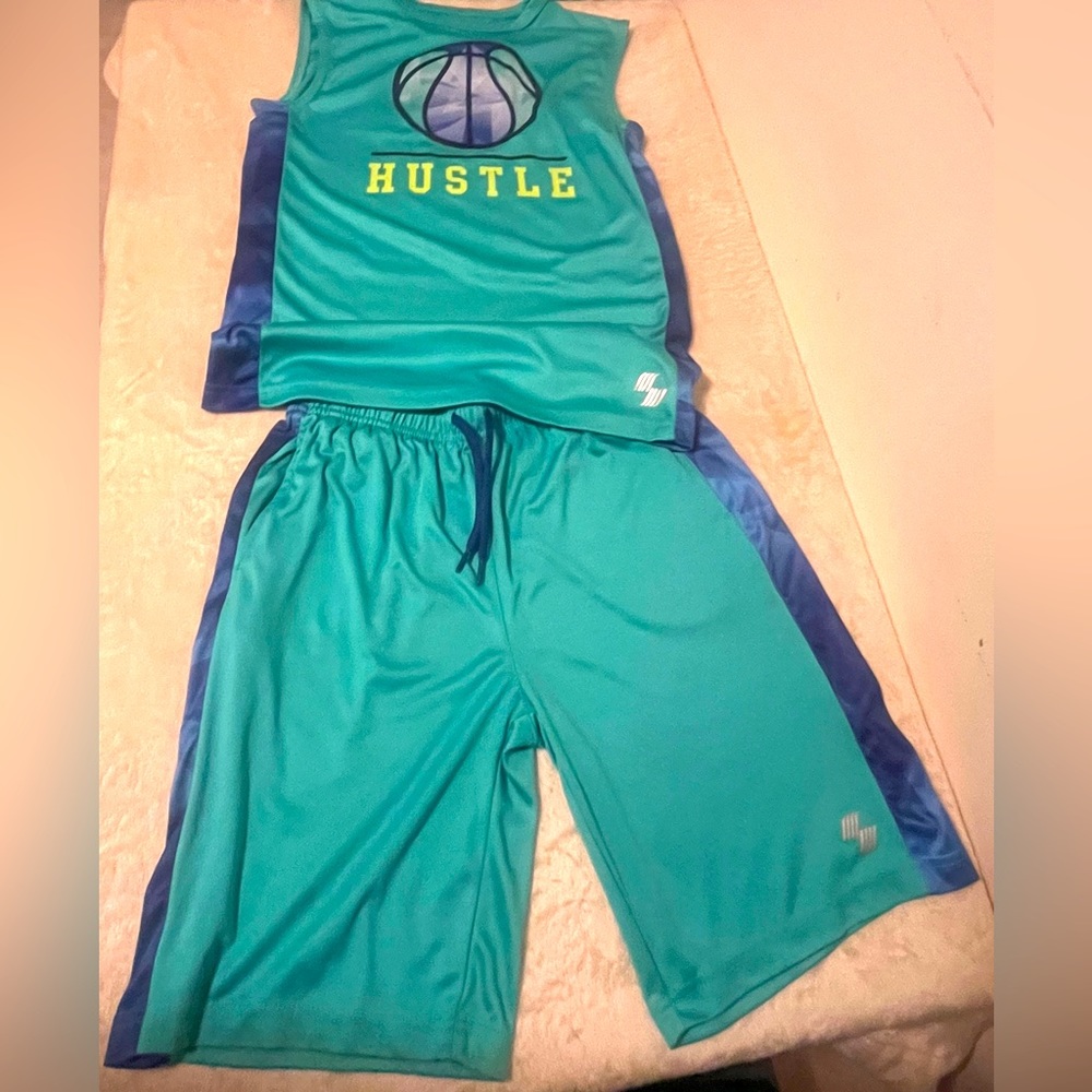 Boy’s Place Sport shorts set. Size L